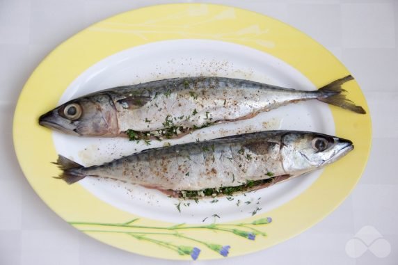 Whole mackerel in the oven: photo of recipe preparation, step 3