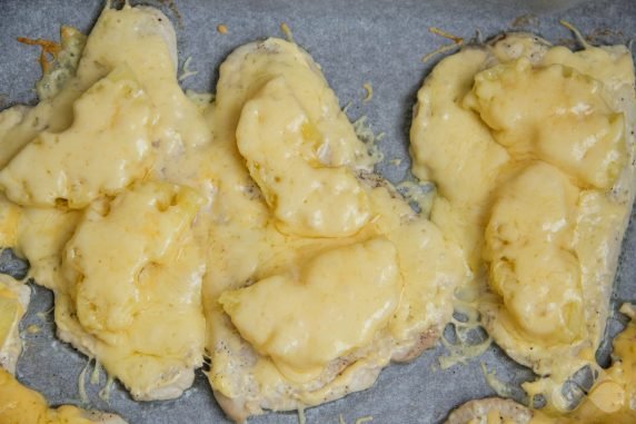 Turkey chops with pineapple and cheese in the oven: photo of recipe preparation, step 7