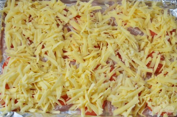 Baked chicken chops with tomatoes and cheese: photo of recipe preparation, step 5