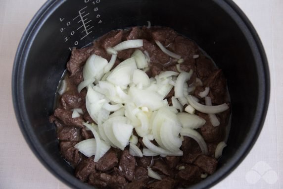 Beef stewed in a slow cooker: photo of recipe preparation, step 3