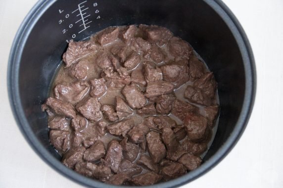 Beef stewed in a slow cooker: photo of recipe preparation, step 2