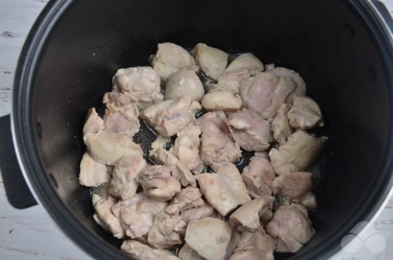 Stewed chicken in a slow cooker: photo of recipe preparation, step 3