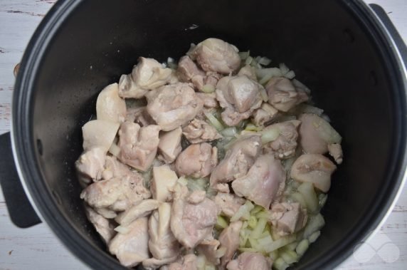 Stewed chicken in a slow cooker: photo of recipe preparation, step 4