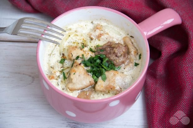 Pork with cream and herbs in pots