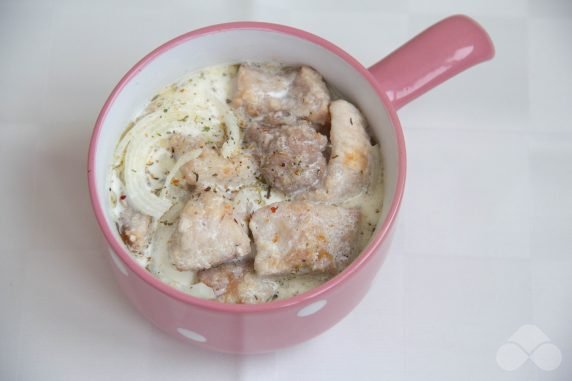 Pork with cream and herbs in pots: photo of recipe preparation, step 3