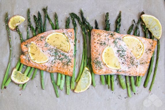 Salmon with asparagus in the oven: photo of recipe preparation, step 5