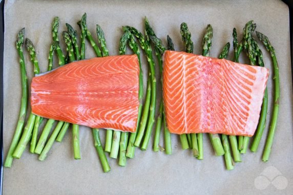 Salmon with asparagus in the oven: photo of recipe preparation, step 2