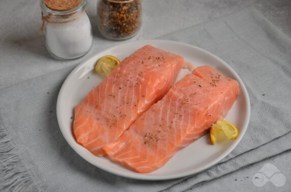 Salmon with tomatoes and cheese in the oven : photo of recipe preparation, step 1