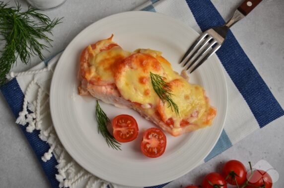 Salmon with tomatoes and cheese in the oven : photo of recipe preparation, step 5