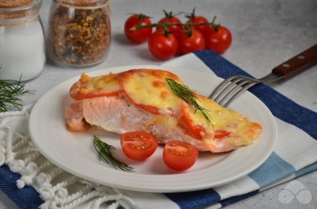 Salmon with tomatoes and cheese in the oven is a simple and delicious recipe with photos (step by step)