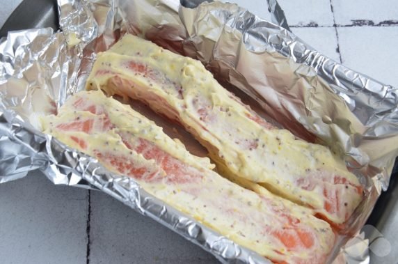 Salmon baked in creamy mustard sauce: photo of recipe preparation, step 3