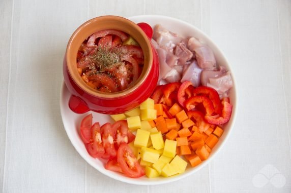 Potatoes with chicken and vegetables in pots: photo of recipe preparation, step 1