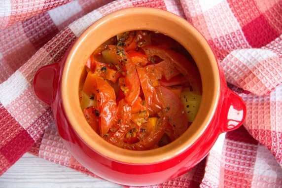 Potatoes with chicken and vegetables in pots: photo of recipe preparation, step 3