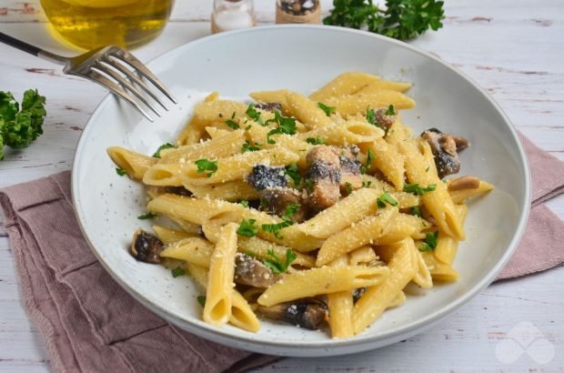 Pasta with mushrooms and cream – a simple and delicious recipe with photos (step by step)