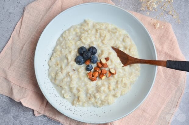 Oatmeal porridge with blueberries and almonds