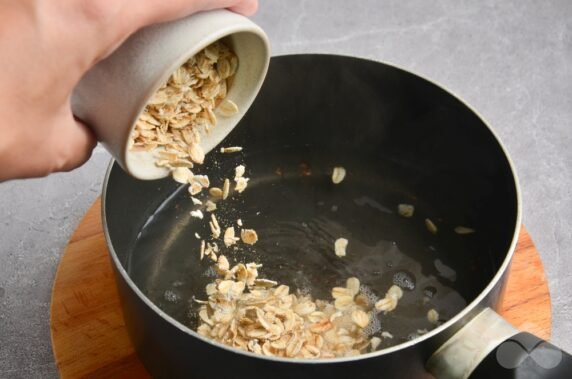 Oatmeal porridge with blueberries and almonds: photo of recipe preparation, step 1