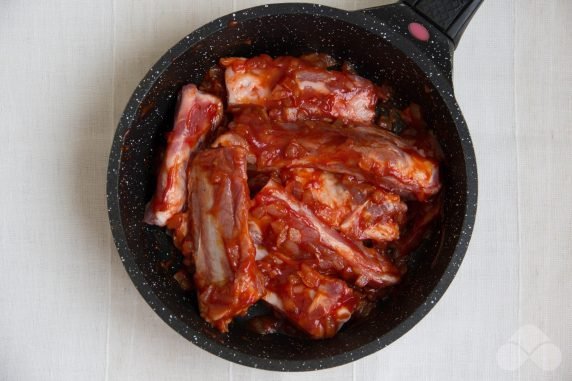 Pork ribs with prunes in the oven: photo of recipe preparation, step 6