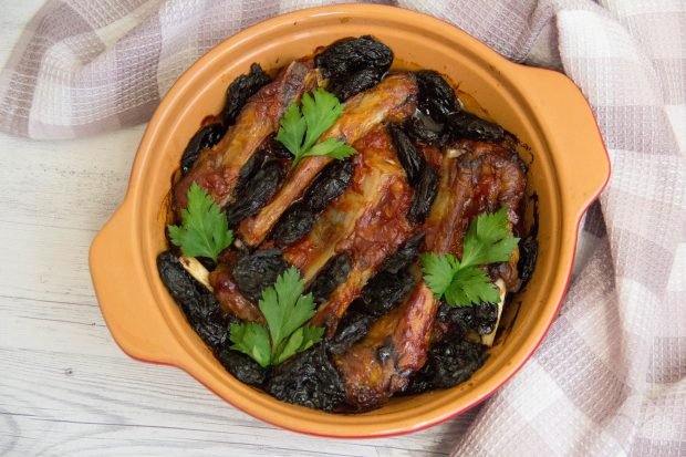 Pork ribs with prunes in the oven