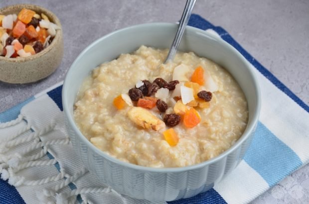 Oatmeal porridge on water