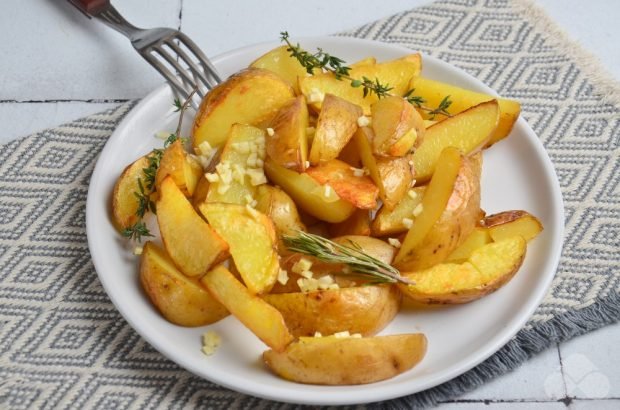 Rustic potatoes in a slow cooker