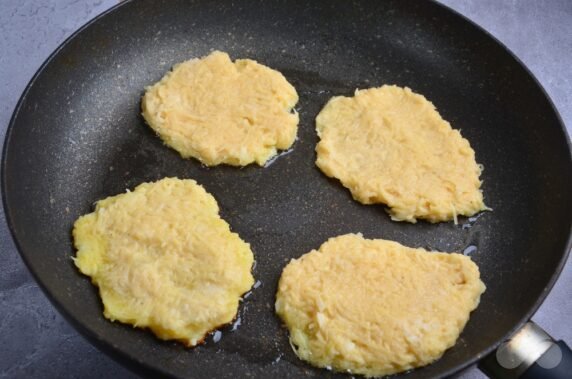 Draniki with garlic: photo of recipe preparation, step 4