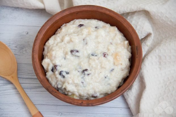 Oatmeal porridge with apple and raisins in a slow cooker