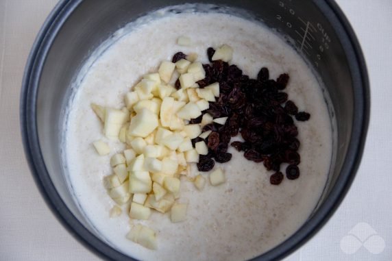 Oatmeal porridge with apple and raisins in a slow cooker: photo of recipe preparation, step 4