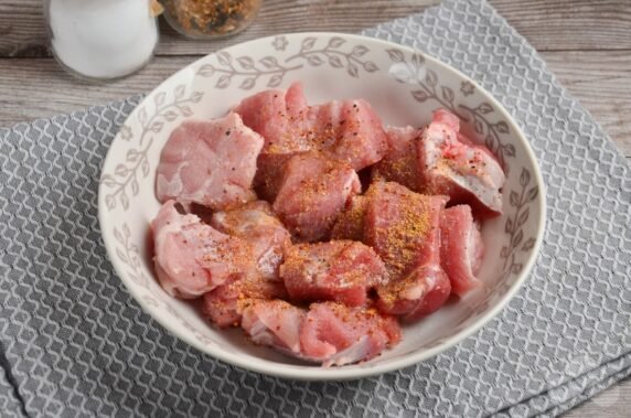 Pork on an onion pillow in the oven: photo of recipe preparation, step 1