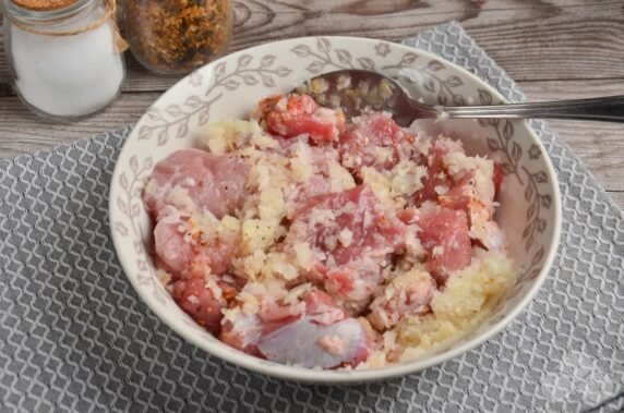 Pork on an onion pillow in the oven: photo of recipe preparation, step 2