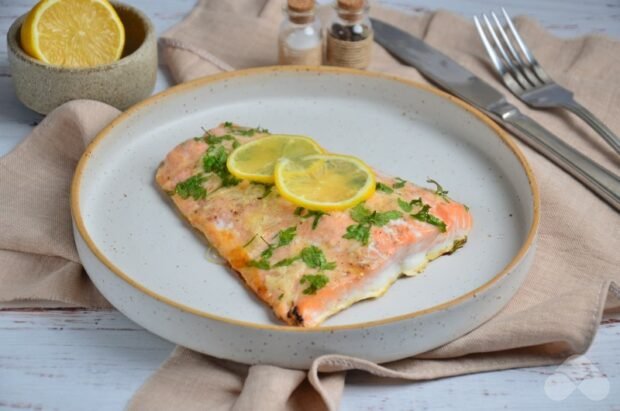 Salmon baked in garlic