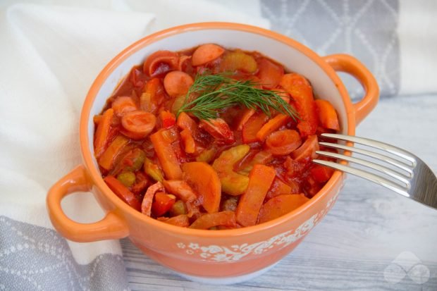 Vegetable stew with sausages in pots