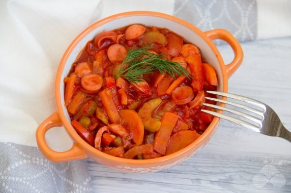 Vegetable stew with sausages in pots: photo of recipe preparation, step 3