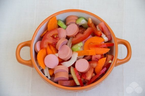 Vegetable stew with sausages in pots: photo of recipe preparation, step 1