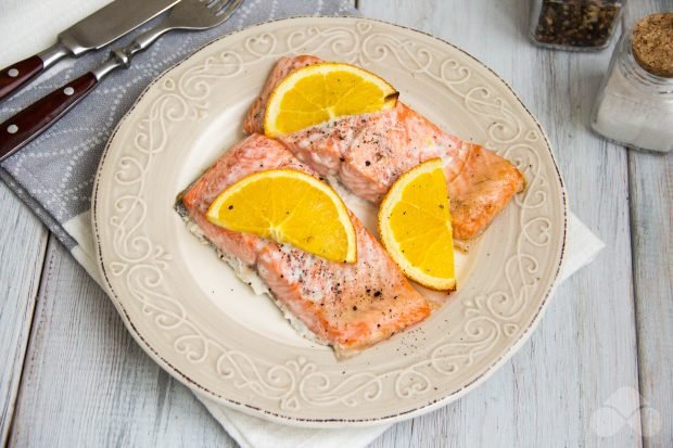 Salmon with oranges in the oven