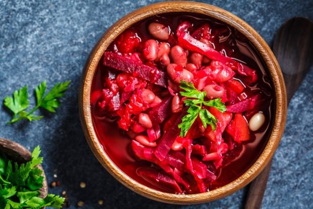 Vegetarian borscht with canned beans