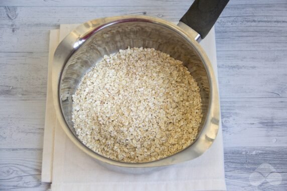 Oatmeal porridge with banana: photo of recipe preparation, step 1