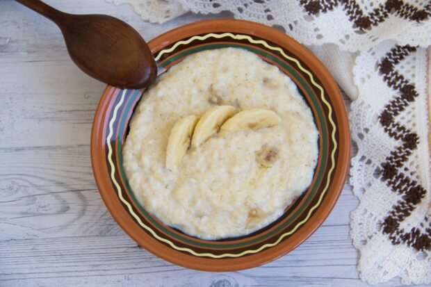 Oatmeal porridge with banana