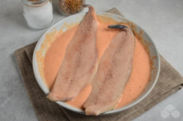 Mackerel fillet in tomato batter in a frying pan: photo of recipe preparation, step 3