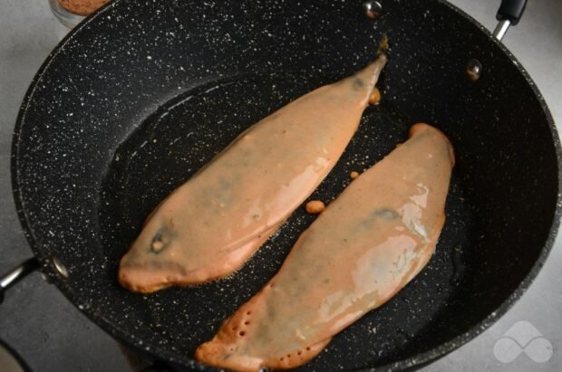 Mackerel fillet in tomato batter in a frying pan: photo of recipe preparation, step 4