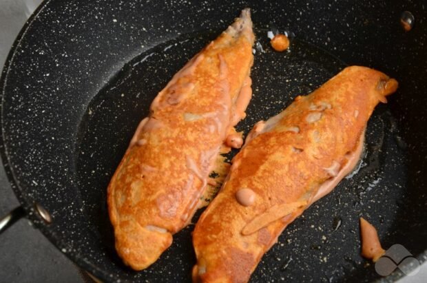 Mackerel fillet in tomato batter in a frying pan: photo of recipe preparation, step 5