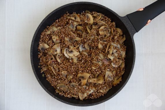 Buckwheat with mushrooms in pots: photo of recipe preparation, step 3