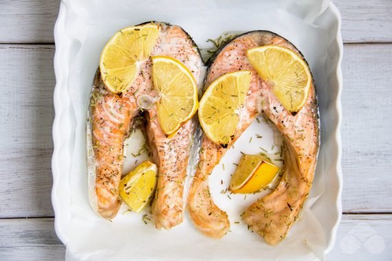 Salmon steak in the oven: photo of recipe preparation, step 3