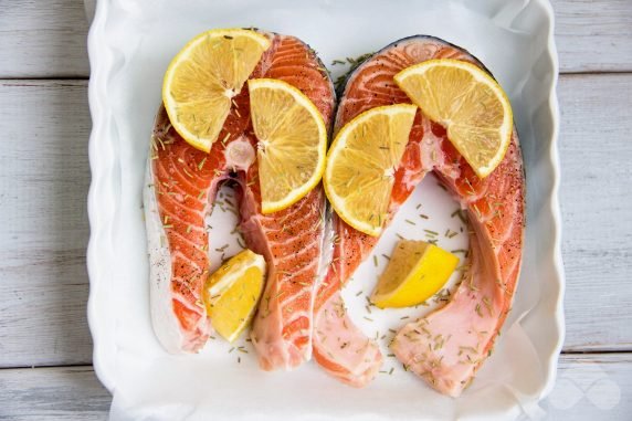 Salmon steak in the oven: photo of recipe preparation, step 2