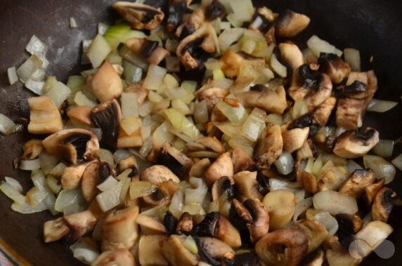 Salmon with mushrooms and cream in the oven: photo of recipe preparation, step 2