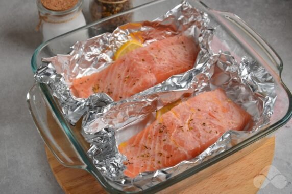 Salmon with mushrooms and cream in the oven: photo of recipe preparation, step 5