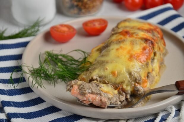 Salmon with mushrooms and cream in the oven