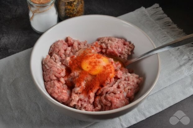 Meatballs with feta cheese in tomato: photo of recipe preparation, step 1