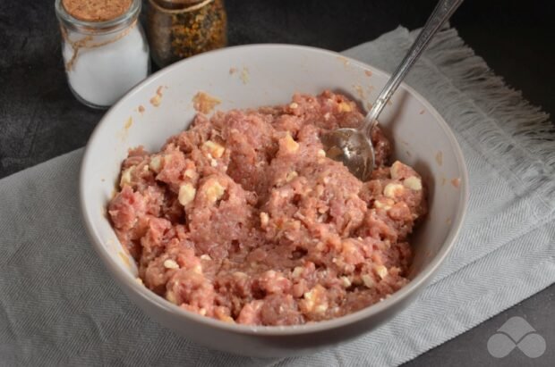 Meatballs with feta cheese in tomato: photo of recipe preparation, step 3