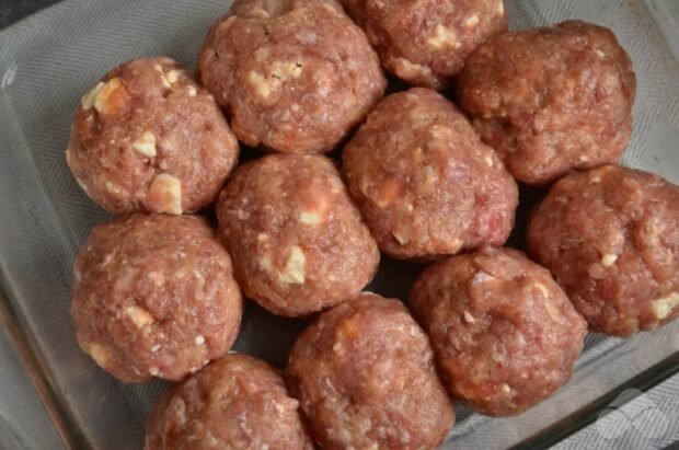 Meatballs with feta cheese in tomato: photo of recipe preparation, step 4