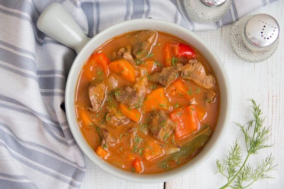 Beef and vegetable goulash with gravy: photo of recipe preparation, step 7